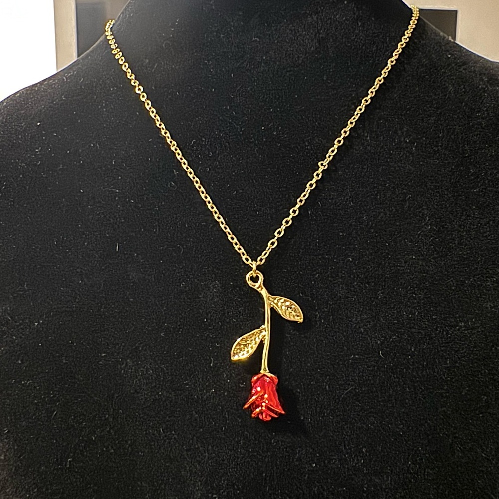 Gold Tone Red Rose Floral Flower Pendant Necklace 🌹